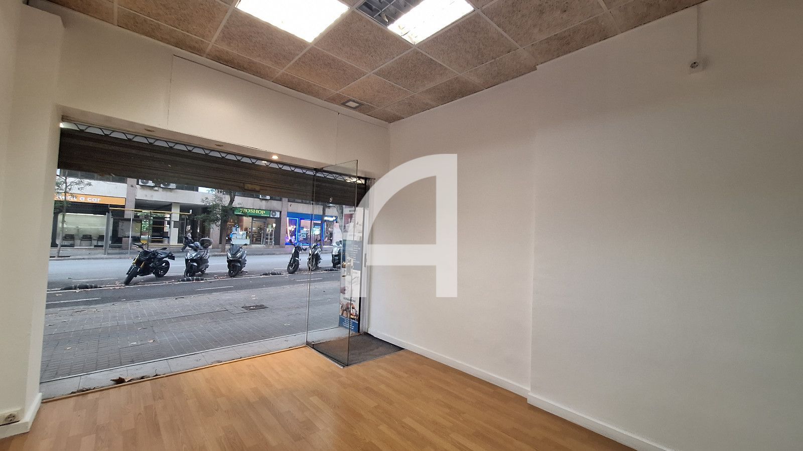 PEQUEÑO LOCAL COMERCIAL CON GRAN VISIBILIDAD EN NUMANCIA CON BERLÍN - Foto 4