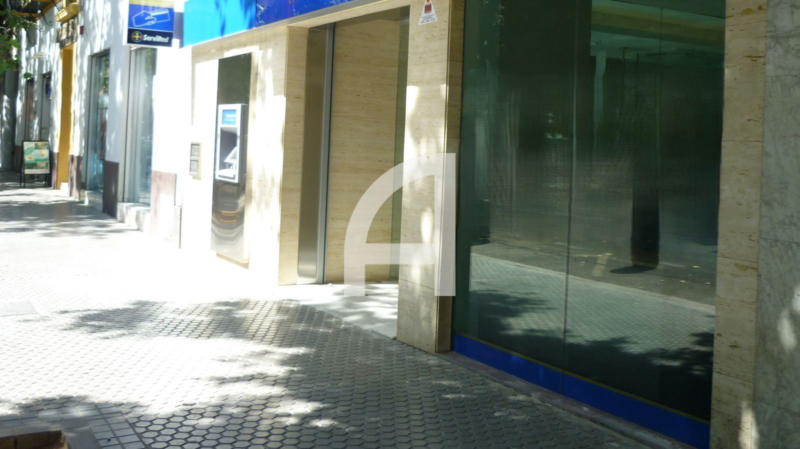 LOCAL COMERCIAL CON GRAN FACHADA ACRISTALADA EN PLENO CENTRO - Foto 1
