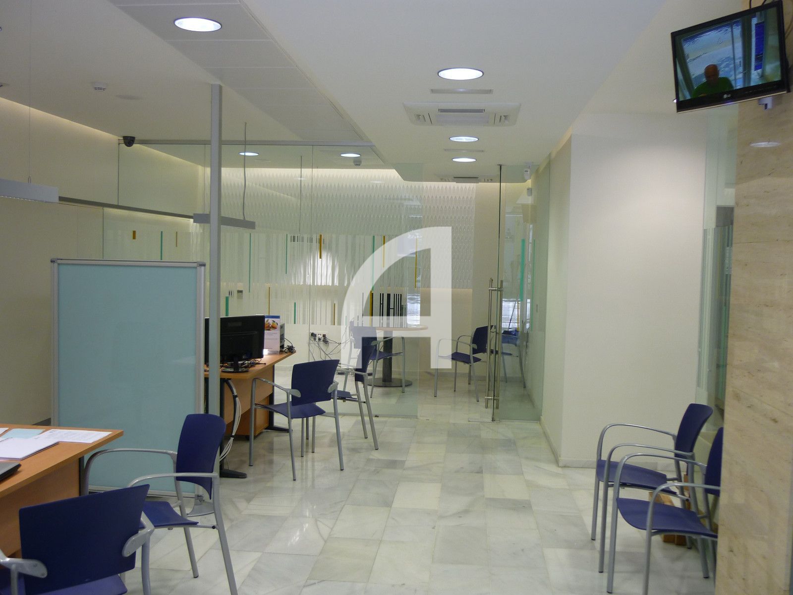 LOCAL COMERCIAL CON GRAN FACHADA ACRISTALADA EN PLENO CENTRO - Foto 4