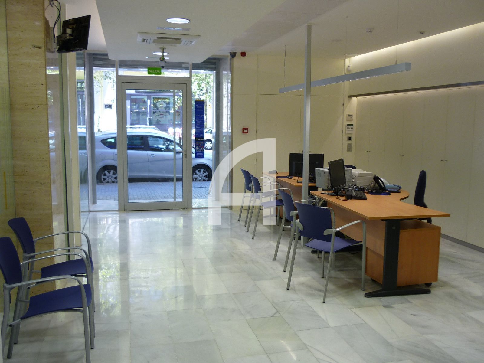 LOCAL COMERCIAL CON GRAN FACHADA ACRISTALADA EN PLENO CENTRO - Foto 3