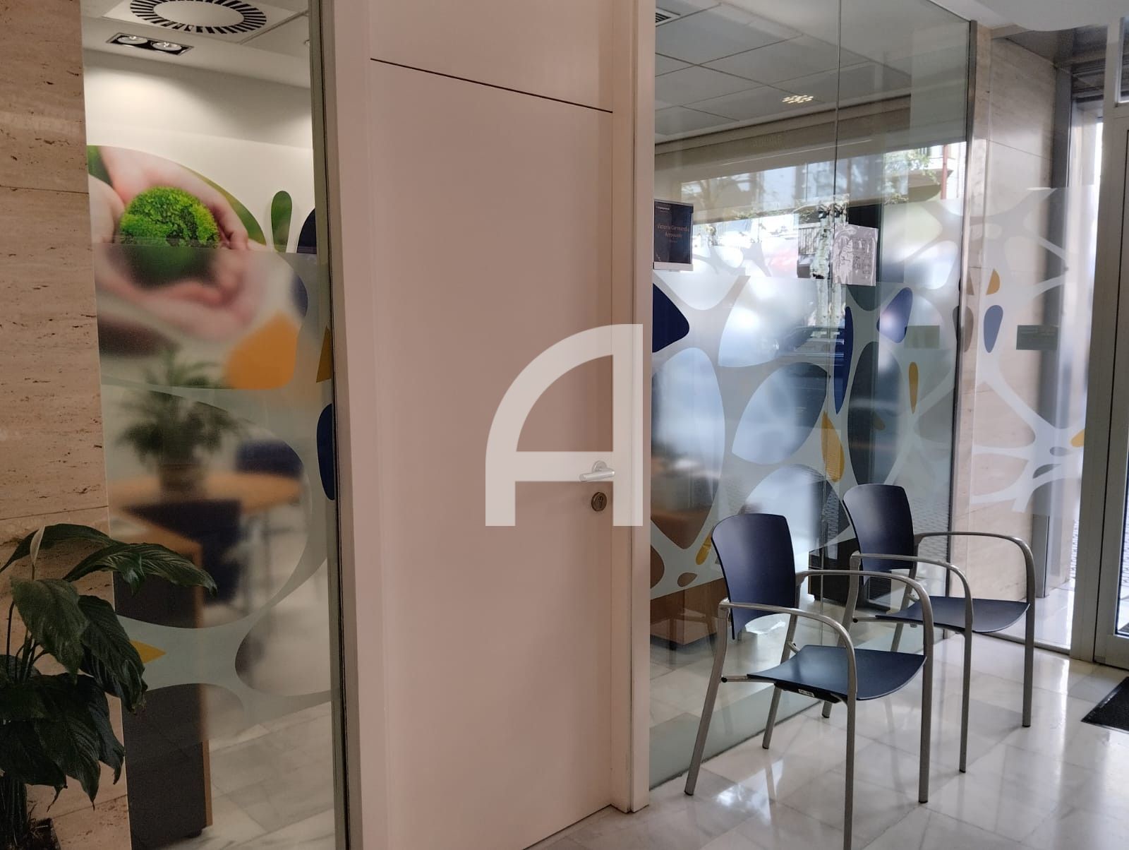 LOCAL COMERCIAL CON GRAN FACHADA ACRISTALADA EN PLENO CENTRO - Foto 5