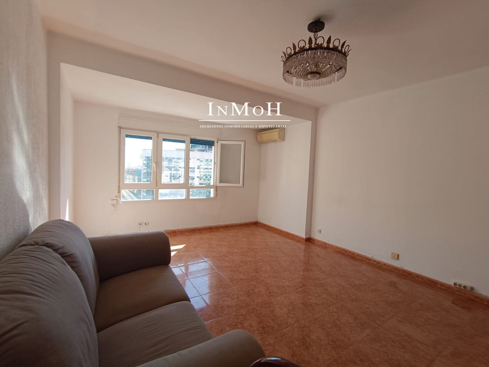 Piso en zona Avenida de 4 dormitorios y 2 baños - Foto 1