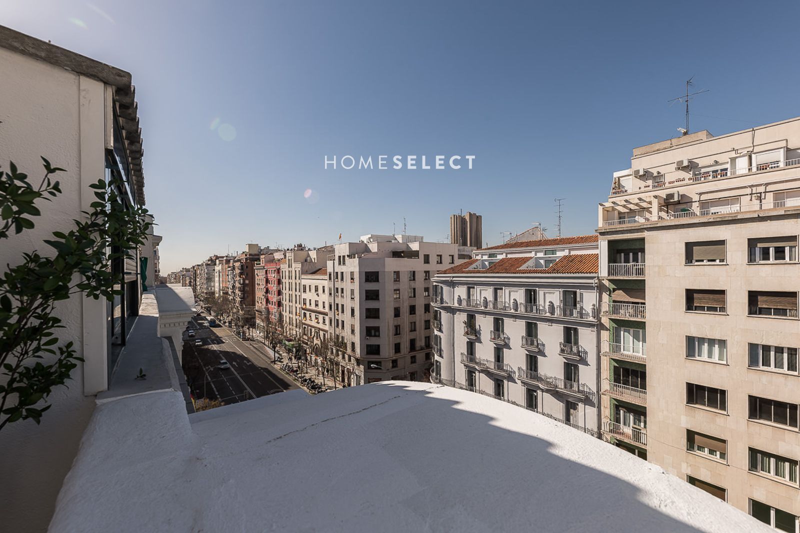 Home Select presenta este estupendo ático exterior, que se alquila completamente amueblado, en el barrio de Salamanca. - Foto 16
