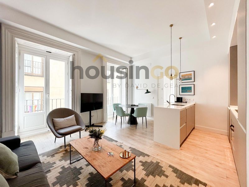 Sunlit 4-bed apartment with terrace in Centro