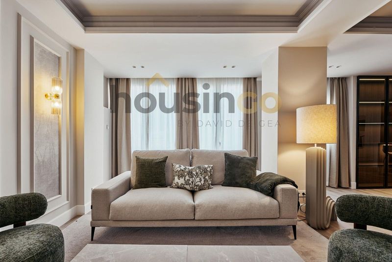 Classic 3-bed apartment with lift on Calle General Díaz Porlier in Salamanca