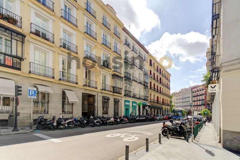 Sunlit 3-bed apartment with terrace on Calle Fernando VI in Centro