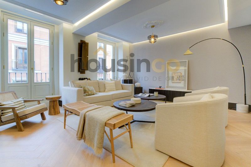 Renovated 2-bed apartment in classic building on Calle Mayor, Centro