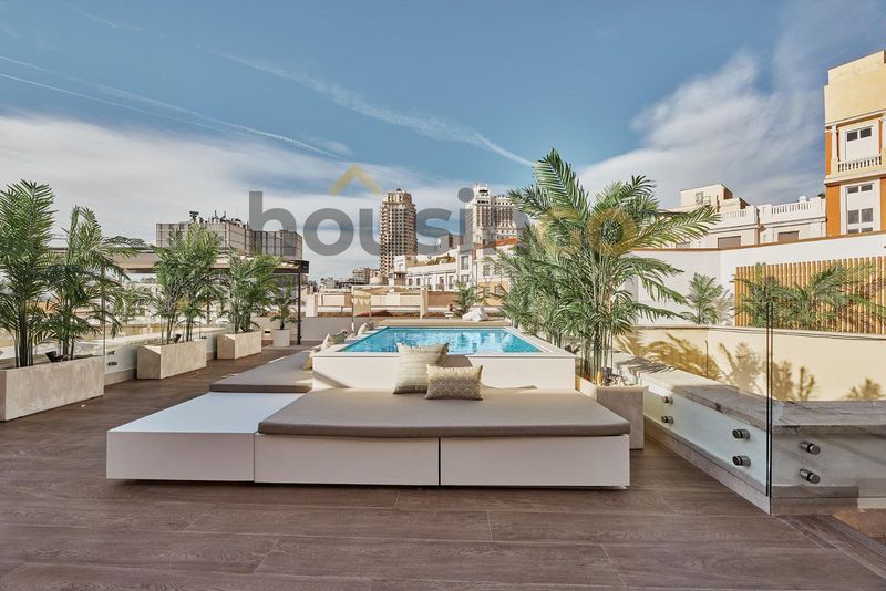 Ático de 2 dormitorios con terraza en Plaza De Espana, Centro