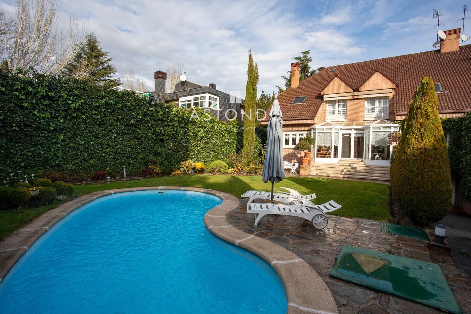 Detached villa for sale in Conde Orgaz with 4 bedrooms, 5 bathrooms, a swimming pool, and a garden. - Foto 3
