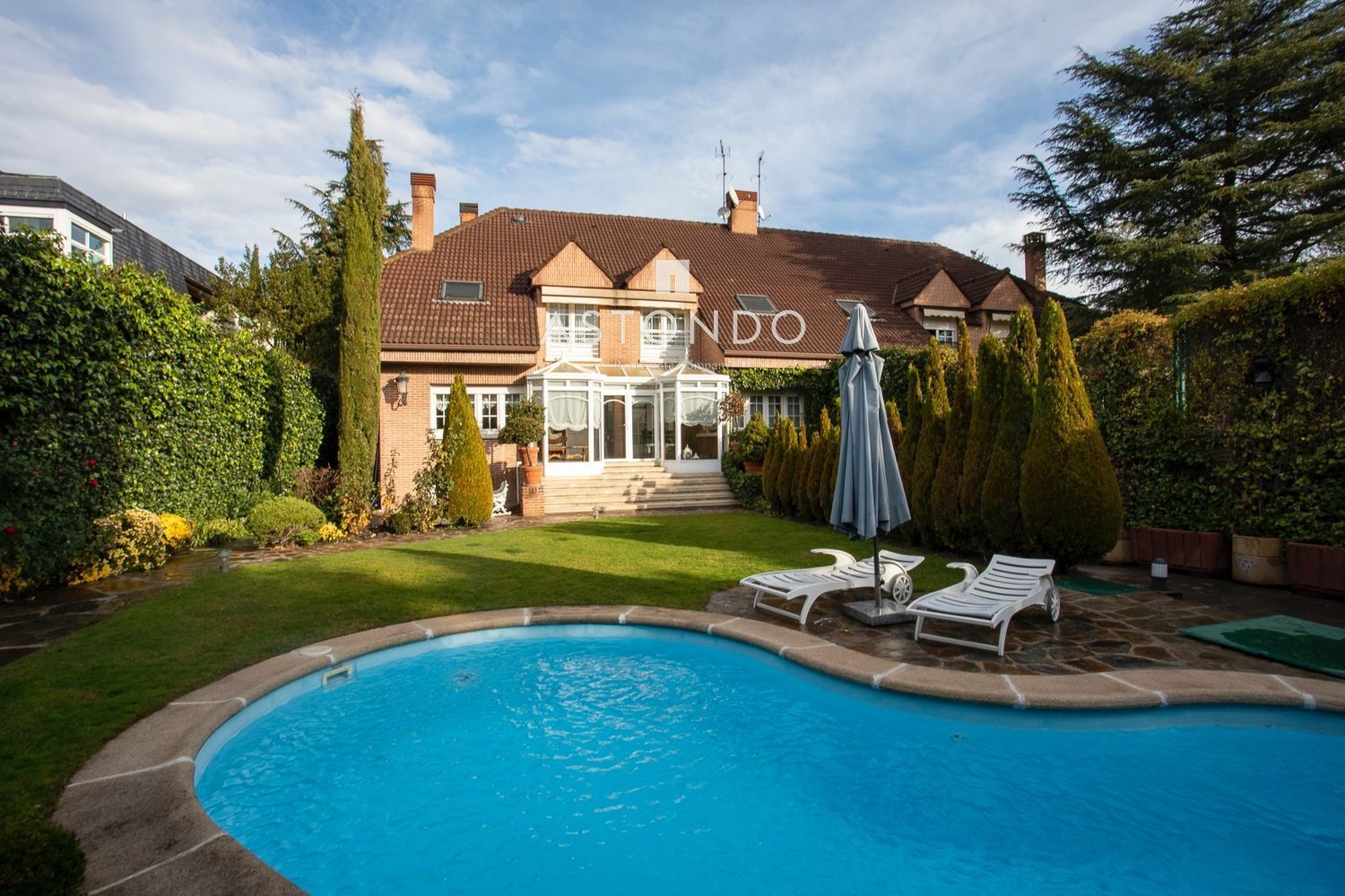 Detached villa for sale in Conde Orgaz with 4 bedrooms, 5 bathrooms, a swimming pool, and a garden. - Foto 4