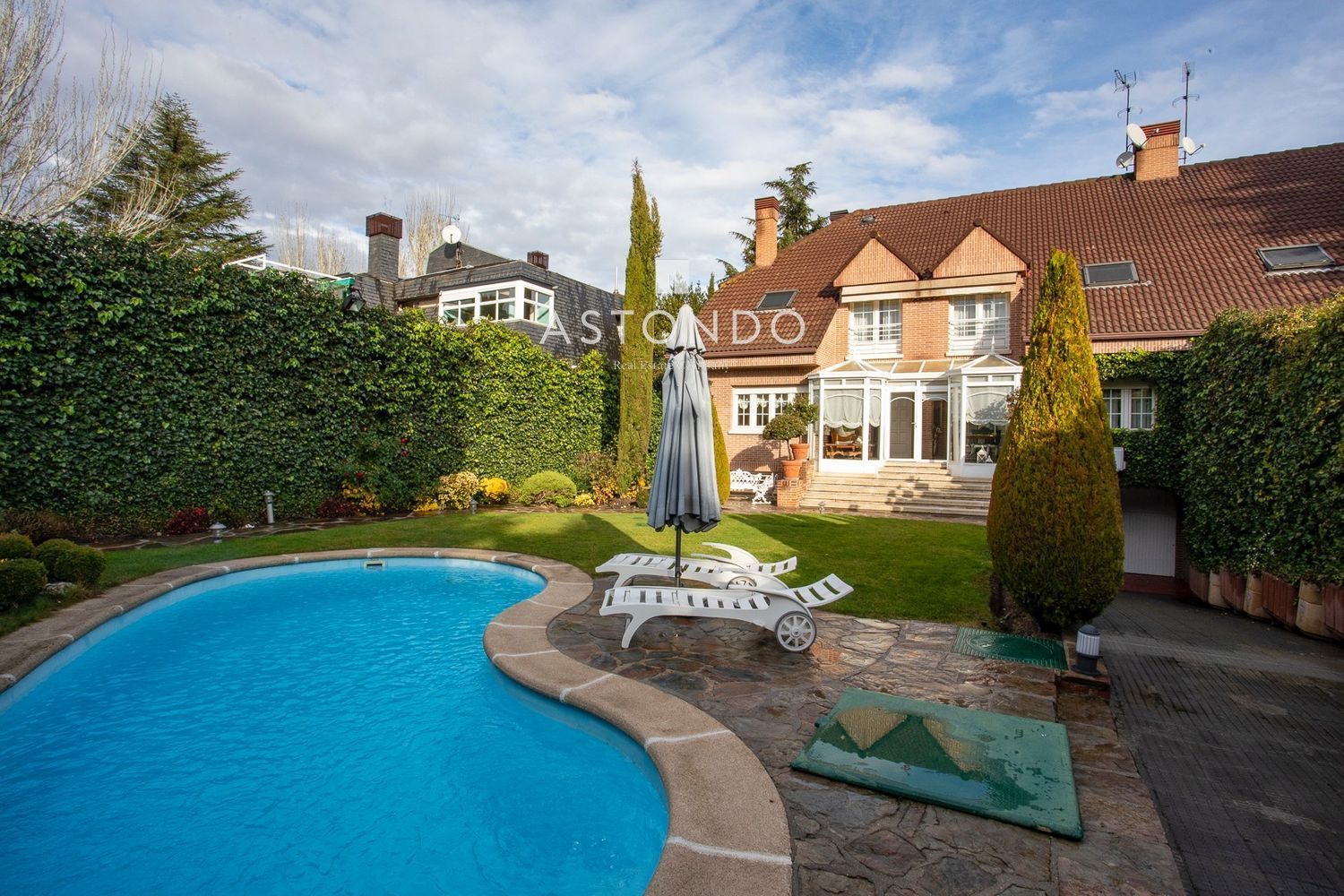 Detached villa for sale in Conde Orgaz with 4 bedrooms, 5 bathrooms, a swimming pool, and a garden. - Foto 5