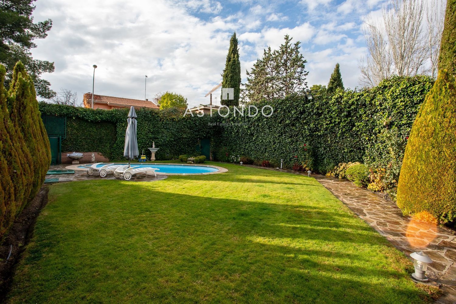 Detached villa for sale in Conde Orgaz with 4 bedrooms, 5 bathrooms, a swimming pool, and a garden. - Foto 13