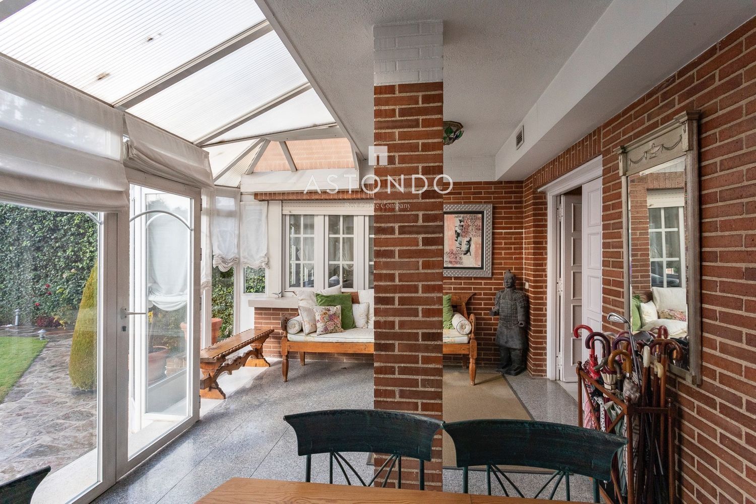 Detached villa for sale in Conde Orgaz with 4 bedrooms, 5 bathrooms, a swimming pool, and a garden. - Foto 18