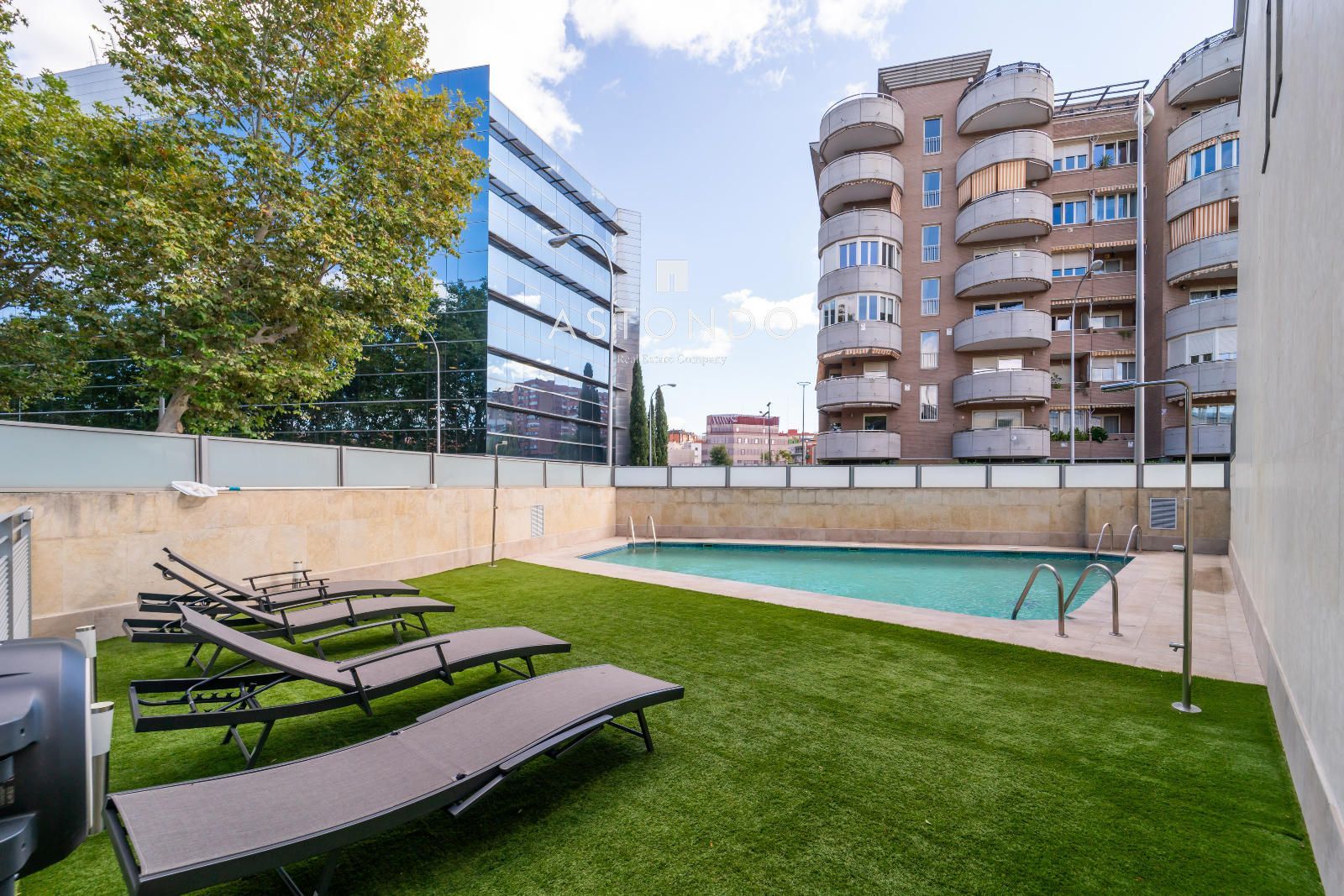 Piscina y solarium