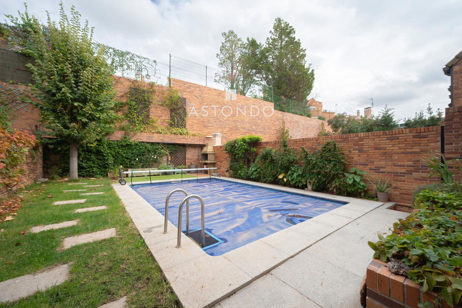 Piscina y jardín