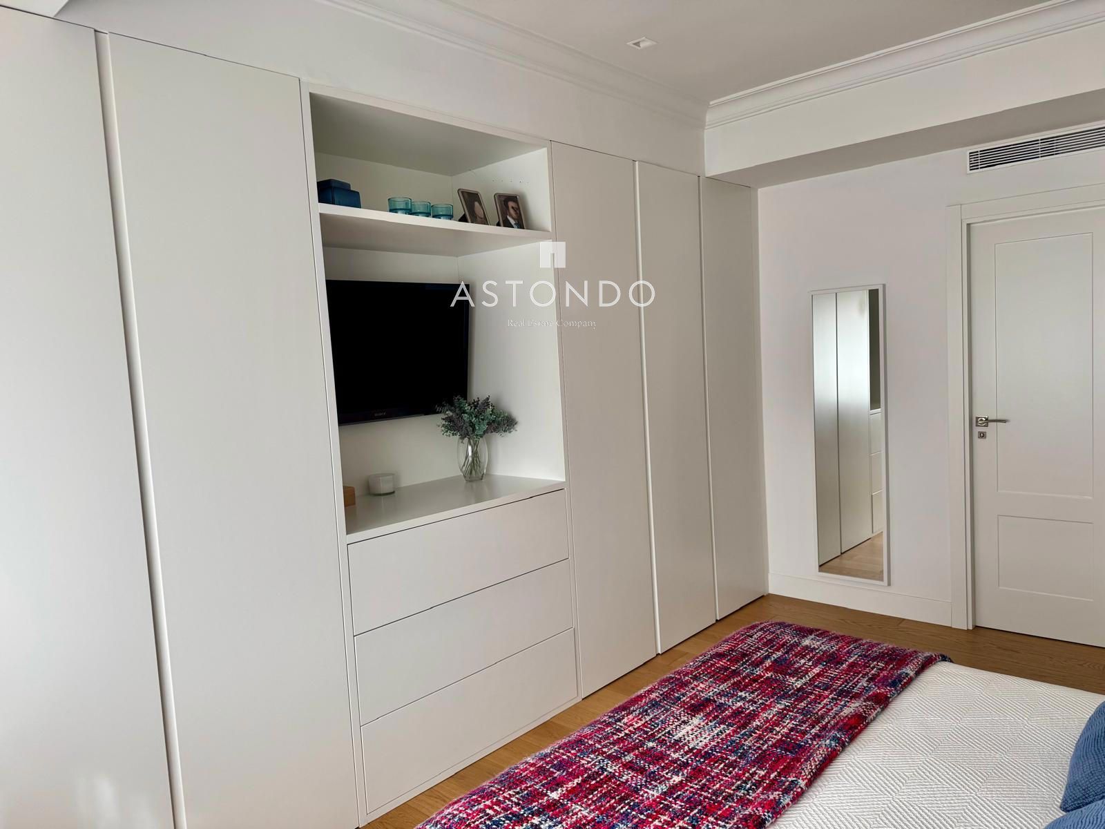 An extraordinary 4-bedroom, 2-bathroom apartment is for sale in Chamartín. Includes garage and storage room. - Foto 2