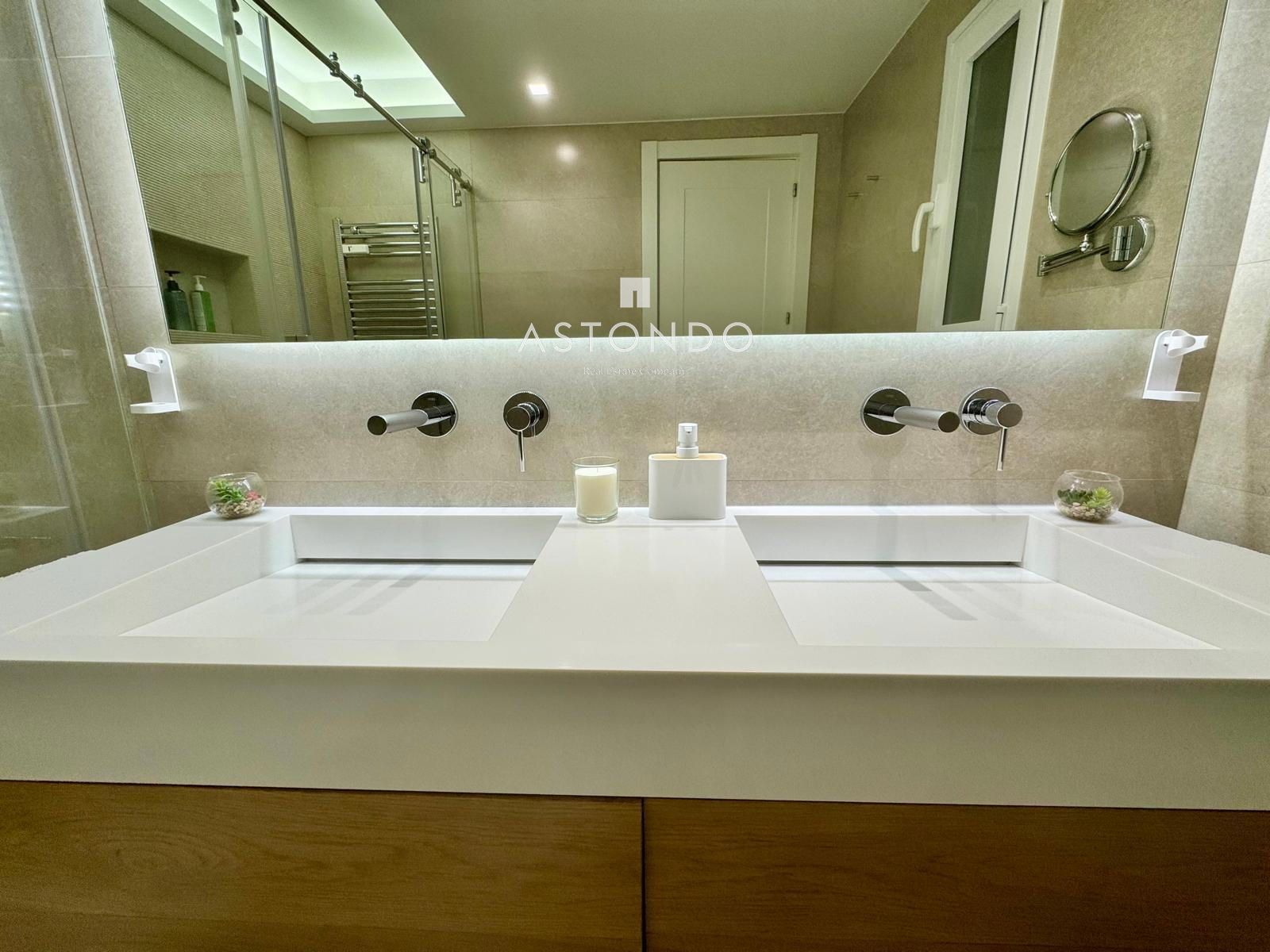 An extraordinary 4-bedroom, 2-bathroom apartment is for sale in Chamartín. Includes garage and storage room. - Foto 3