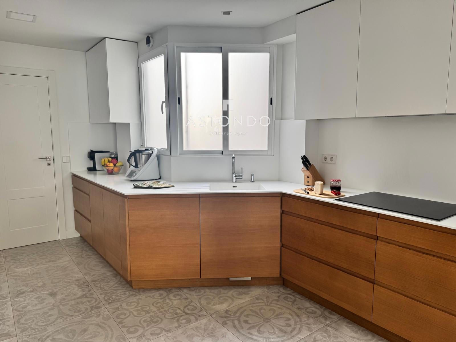 An extraordinary 4-bedroom, 2-bathroom apartment is for sale in Chamartín. Includes garage and storage room. - Foto 7