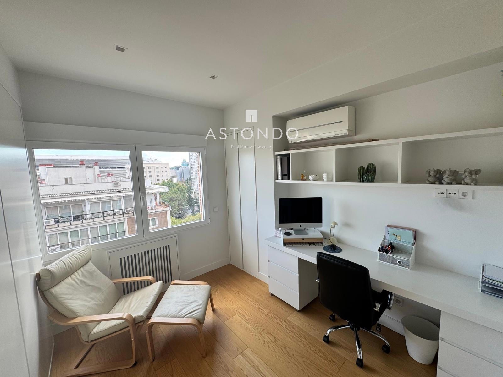 An extraordinary 4-bedroom, 2-bathroom apartment is for sale in Chamartín. Includes garage and storage room. - Foto 26