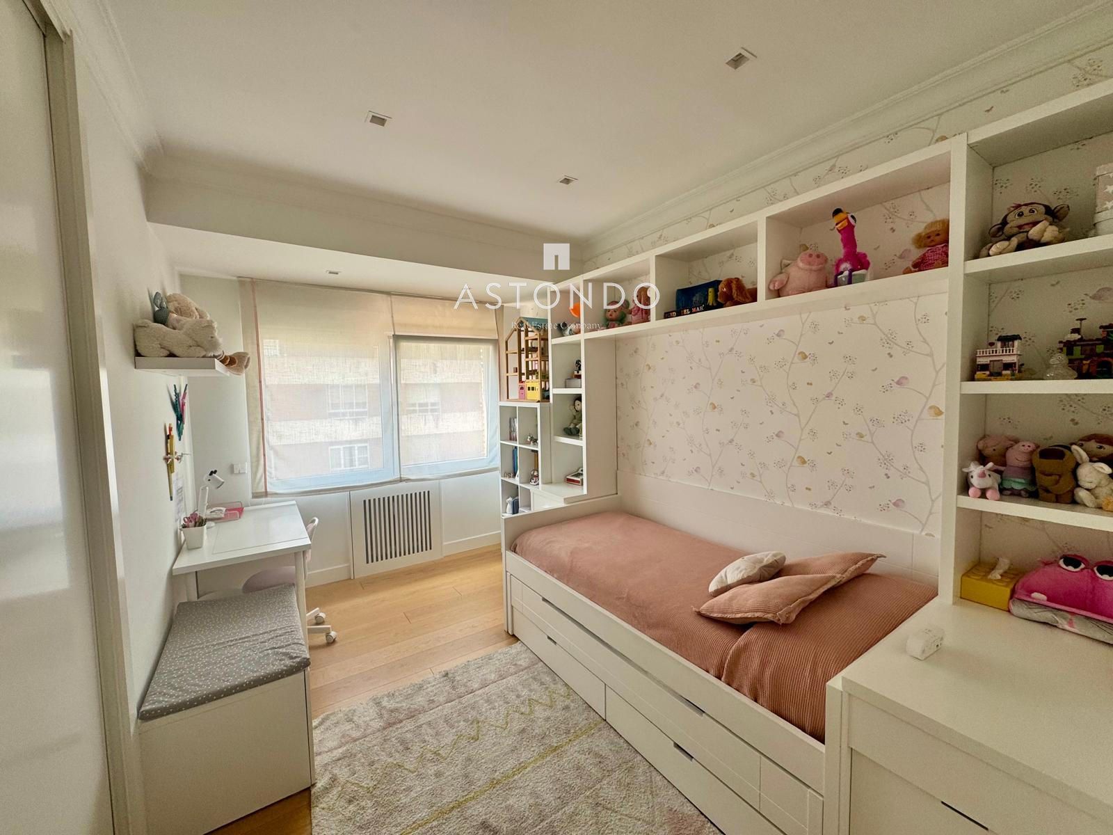 An extraordinary 4-bedroom, 2-bathroom apartment is for sale in Chamartín. Includes garage and storage room. - Foto 30