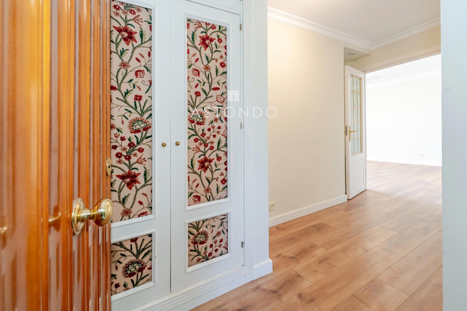 Apartment for sale in Palomas with 4 bedrooms, 3 bathrooms, garage, storage room, and swimming pool. - Foto 2