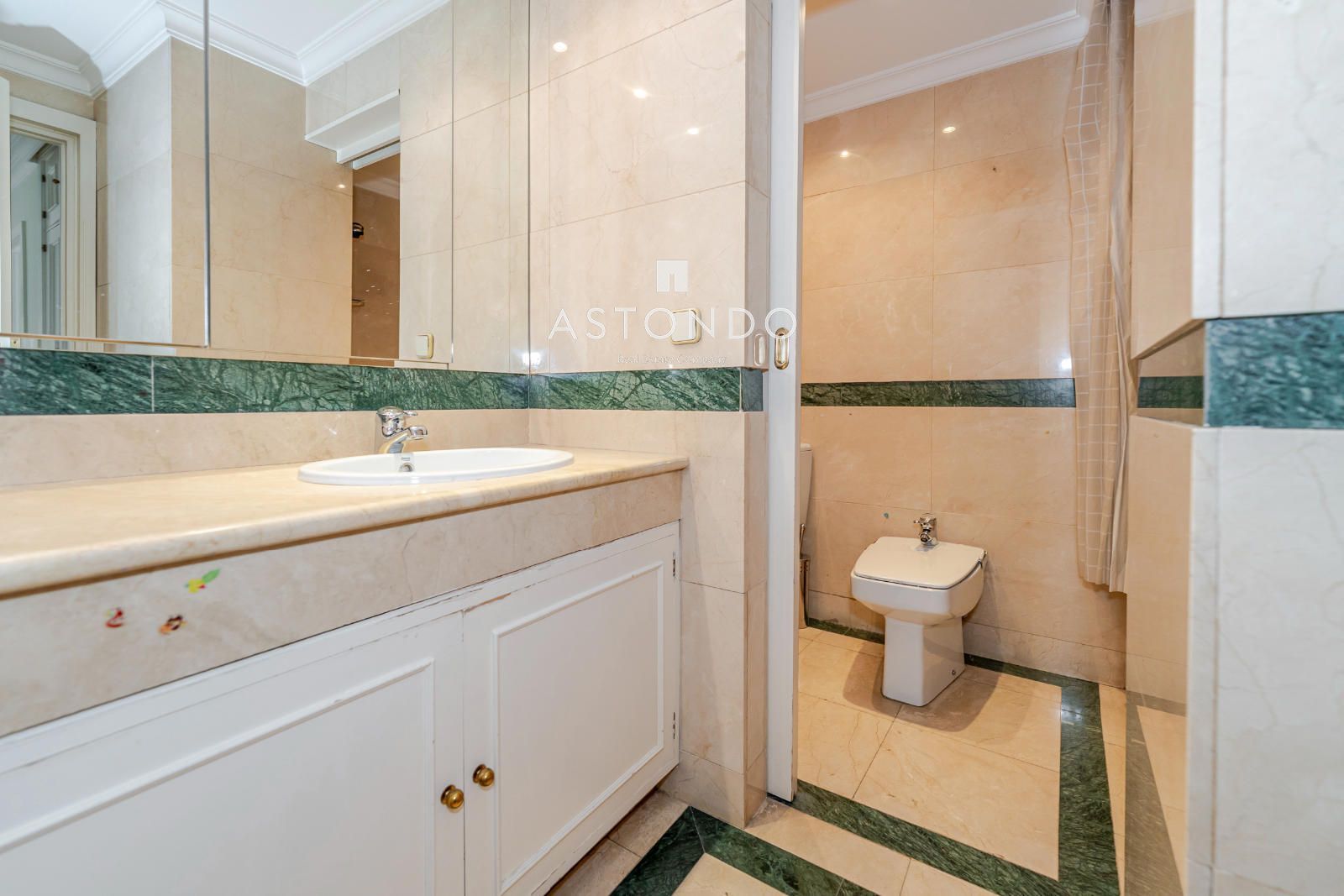 Apartment for sale in Palomas with 4 bedrooms, 3 bathrooms, garage, storage room, and swimming pool. - Foto 23
