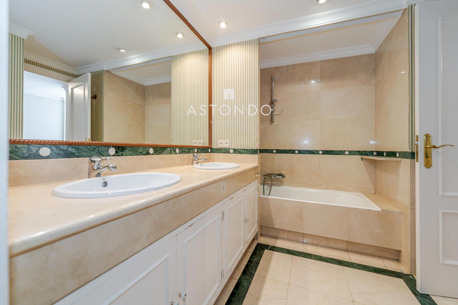 Apartment for sale in Palomas with 4 bedrooms, 3 bathrooms, garage, storage room, and swimming pool. - Foto 34