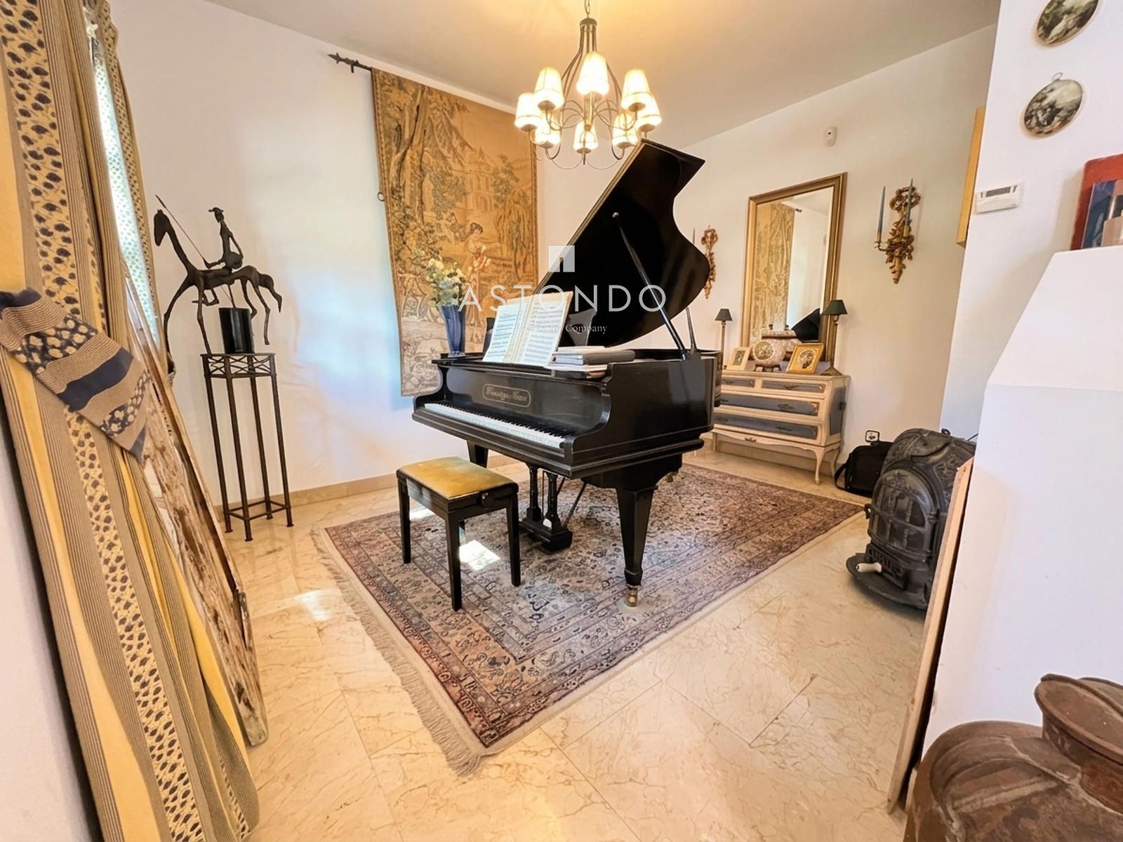 Chalet independiente en venta en Conde Orgaz con 6 dormitorios, 5 baños, piscina y jardín. - Foto 3