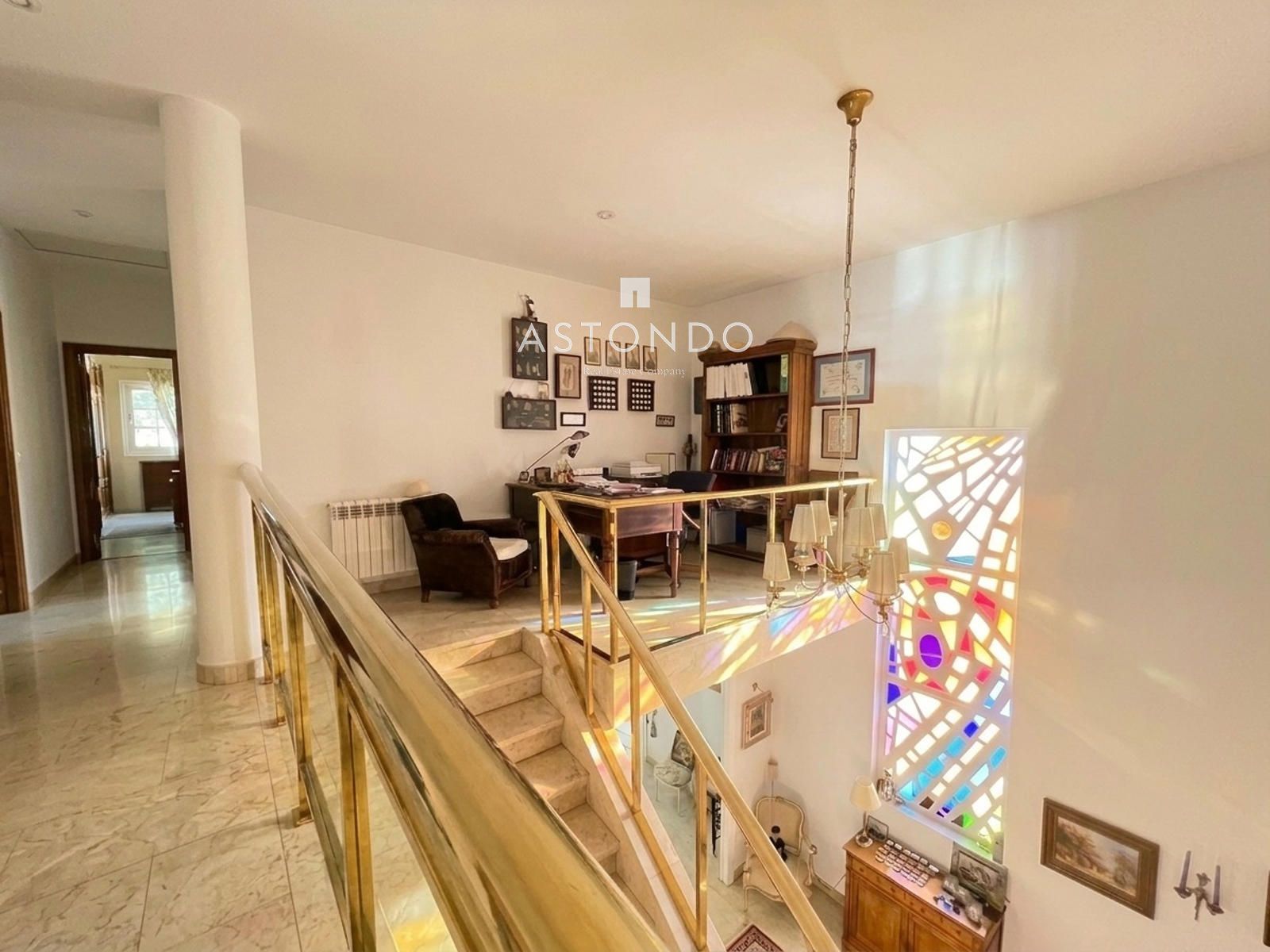 Chalet independiente en venta en Conde Orgaz con 6 dormitorios, 5 baños, piscina y jardín. - Foto 14