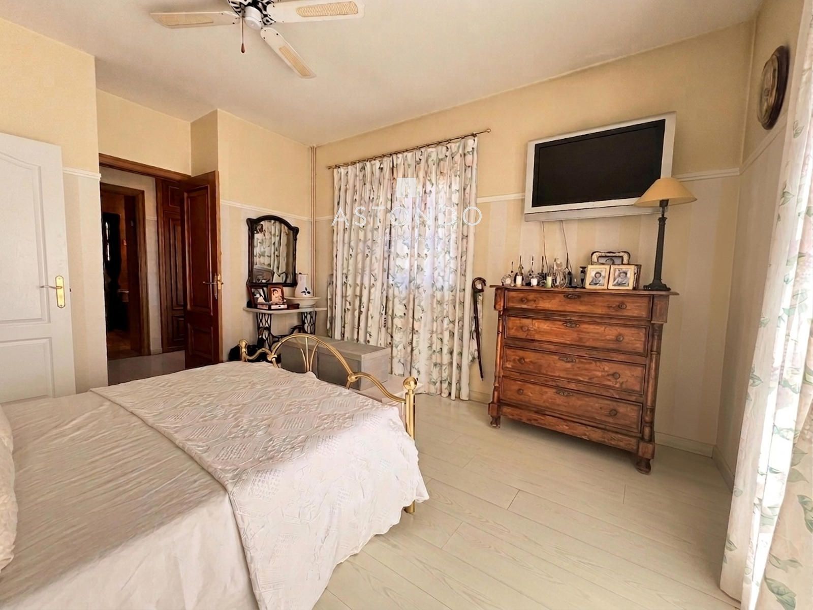 Chalet independiente en venta en Conde Orgaz con 6 dormitorios, 5 baños, piscina y jardín. - Foto 24