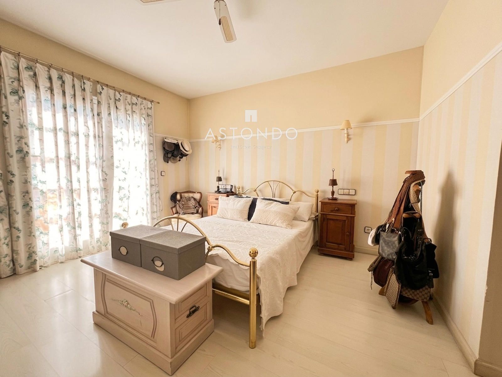Chalet independiente en venta en Conde Orgaz con 6 dormitorios, 5 baños, piscina y jardín. - Foto 23