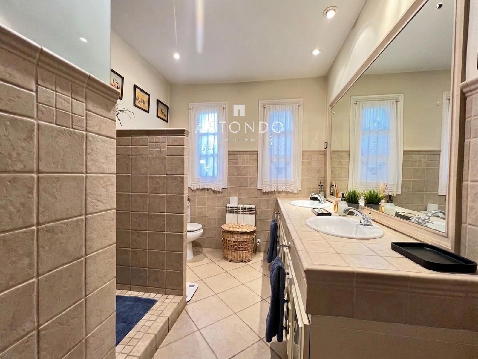 Chalet independiente en venta en Conde Orgaz con 6 dormitorios, 5 baños, piscina y jardín. - Foto 25