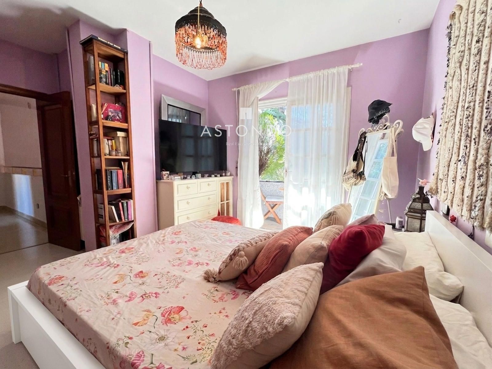 Chalet independiente en venta en Conde Orgaz con 6 dormitorios, 5 baños, piscina y jardín. - Foto 15