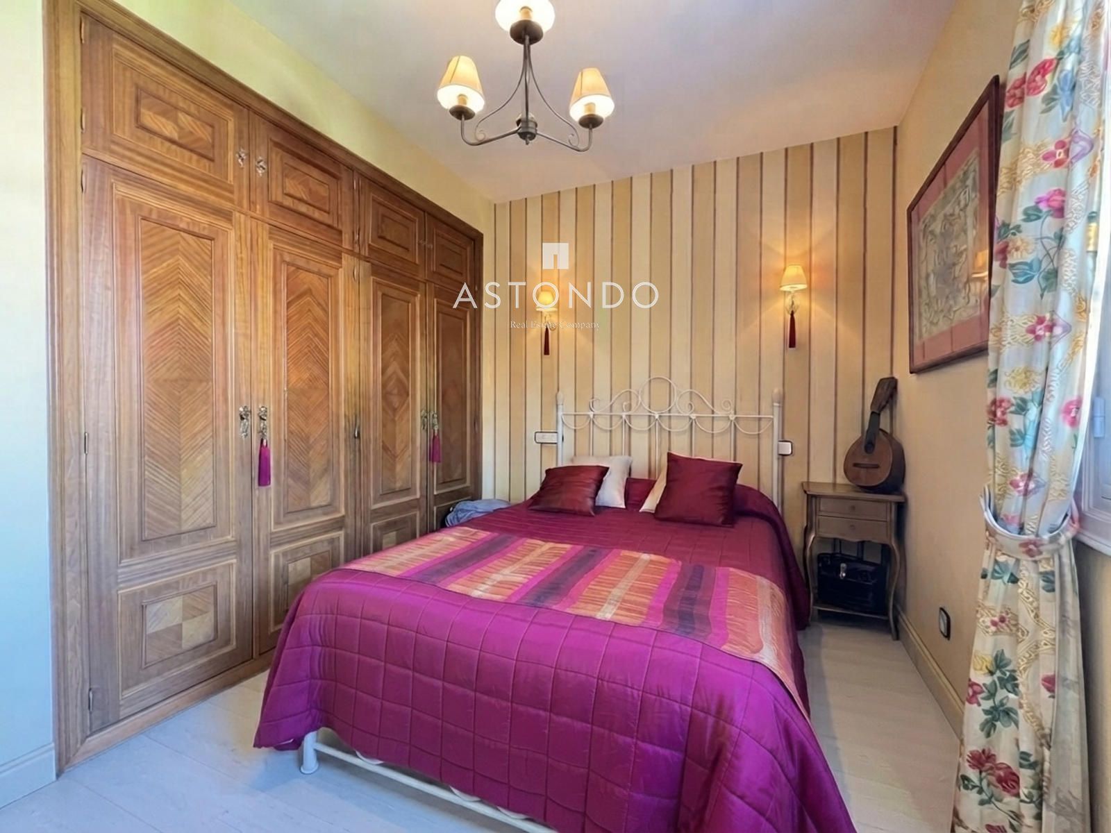 Chalet independiente en venta en Conde Orgaz con 6 dormitorios, 5 baños, piscina y jardín. - Foto 18