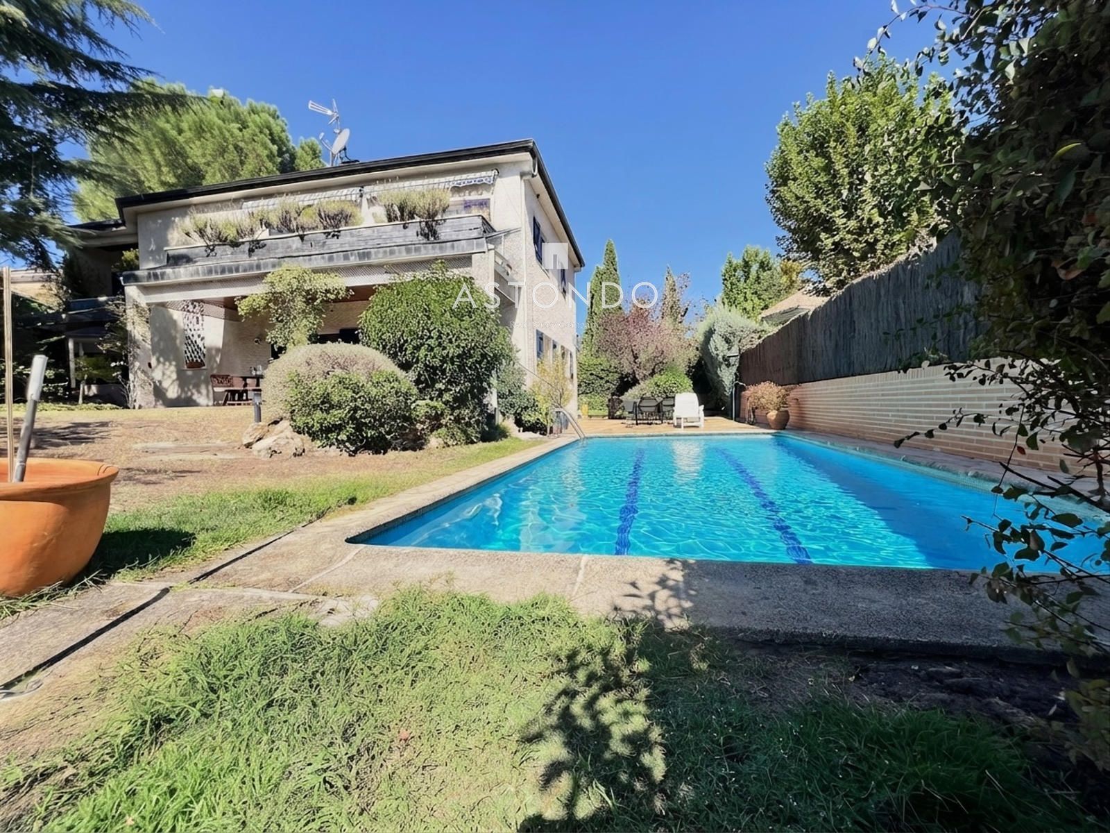 Chalet independiente en venta en Conde Orgaz con 6 dormitorios, 5 baños, piscina y jardín. - Foto 38