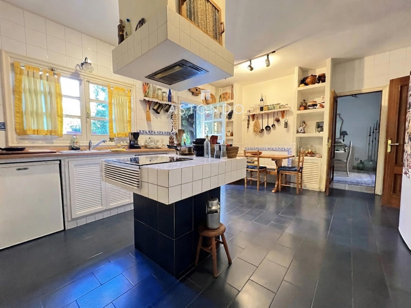 Chalet independiente en venta en Conde Orgaz con 6 dormitorios, 5 baños, piscina y jardín. - Foto 8