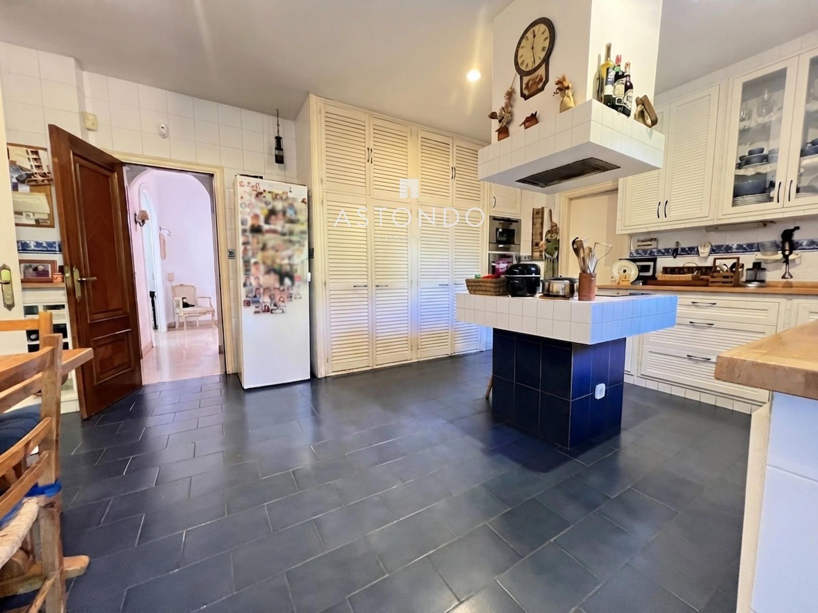 Chalet independiente en venta en Conde Orgaz con 6 dormitorios, 5 baños, piscina y jardín. - Foto 10