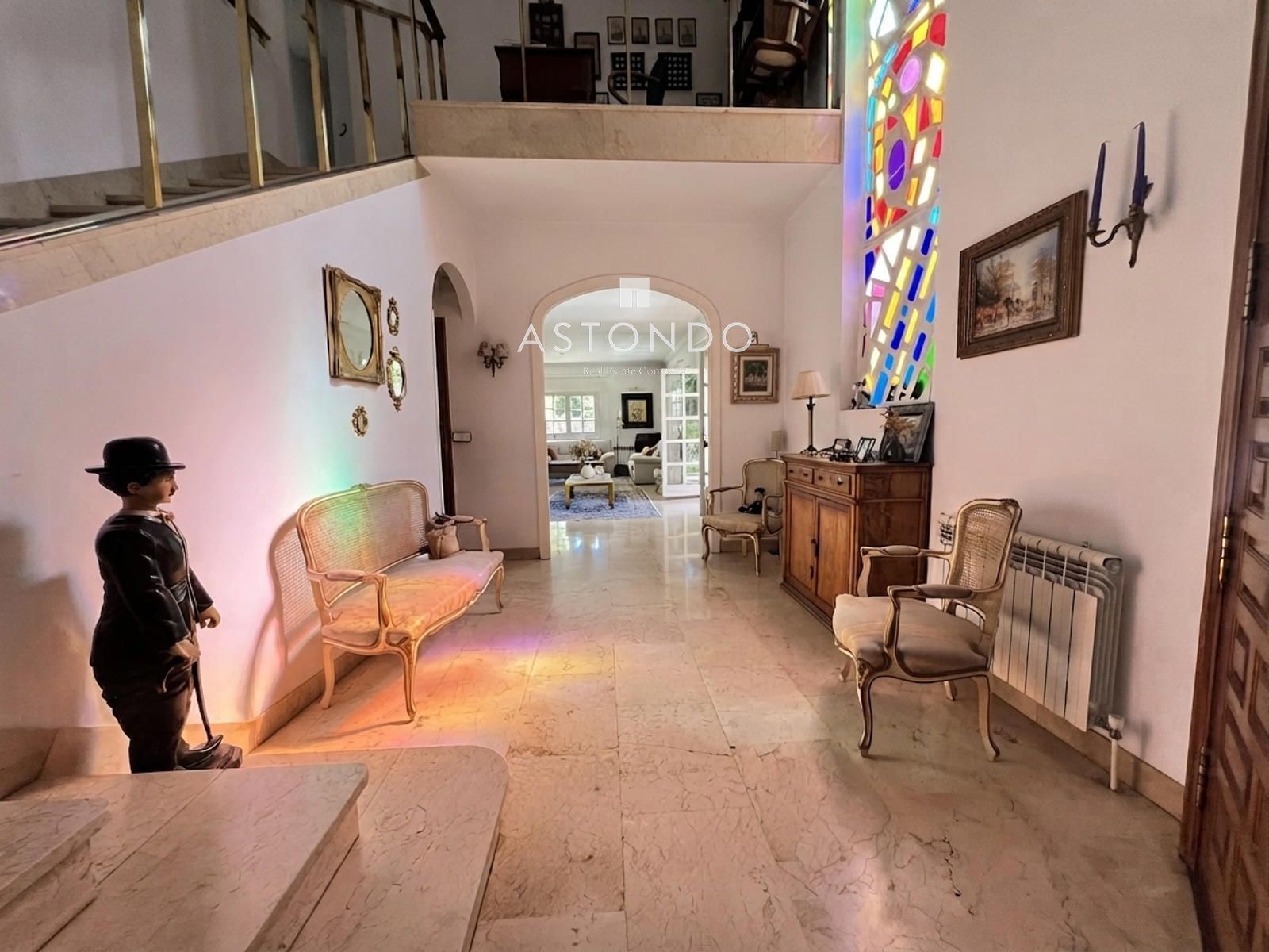 Chalet independiente en venta en Conde Orgaz con 6 dormitorios, 5 baños, piscina y jardín. - Foto 2