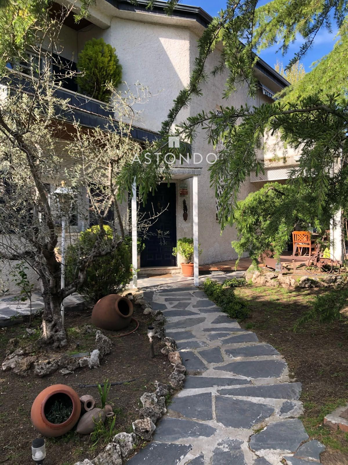 Chalet independiente en venta en Conde Orgaz con 6 dormitorios, 5 baños, piscina y jardín. - Foto 39