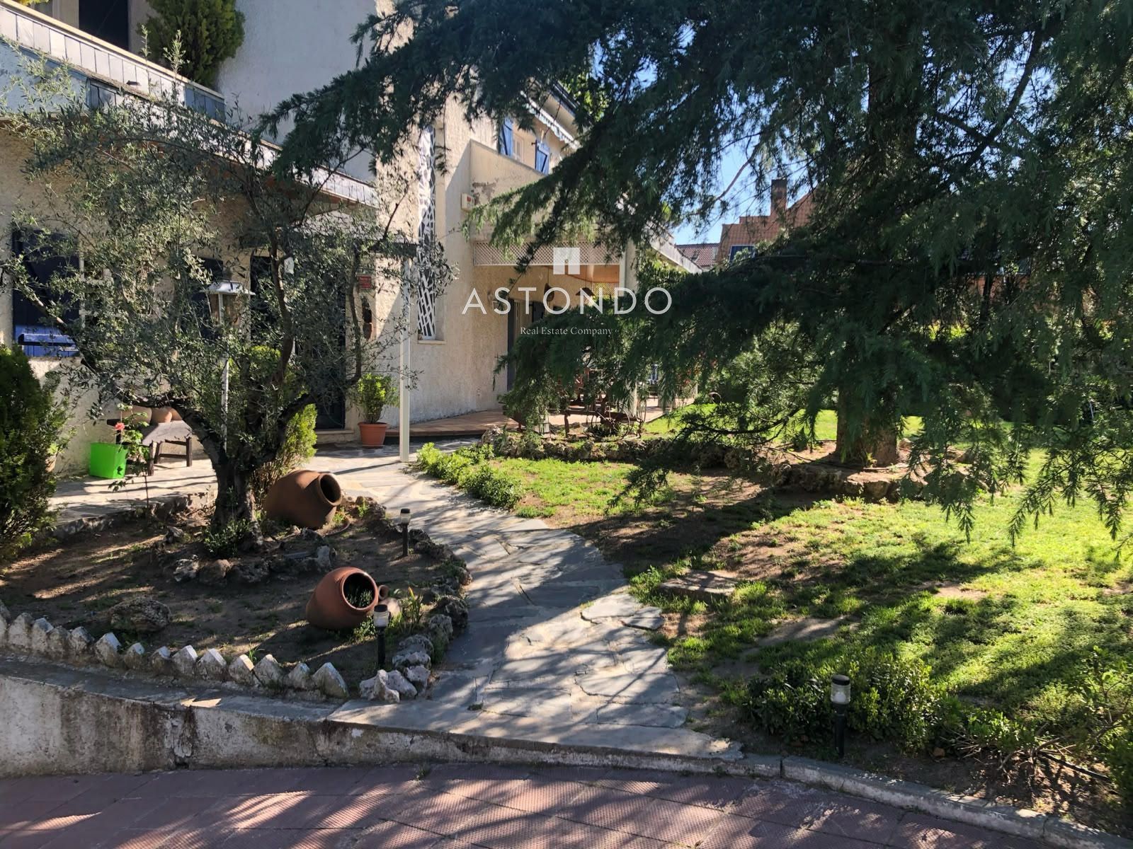 Chalet independiente en venta en Conde Orgaz con 6 dormitorios, 5 baños, piscina y jardín. - Foto 40