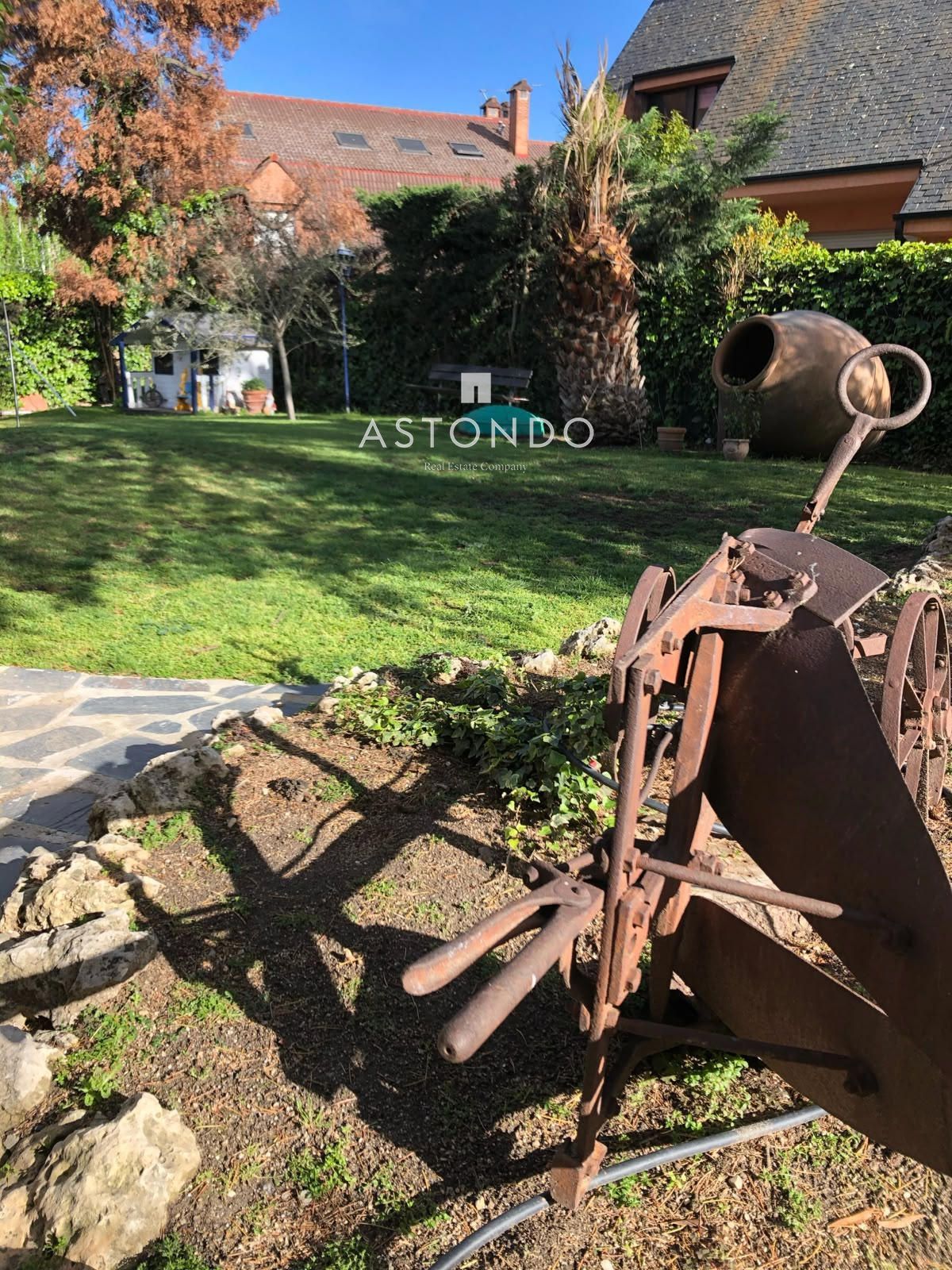 Chalet independiente en venta en Conde Orgaz con 6 dormitorios, 5 baños, piscina y jardín. - Foto 42