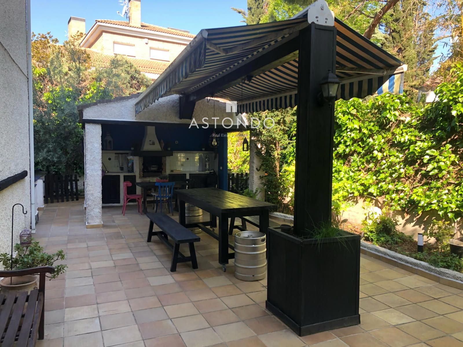Chalet independiente en venta en Conde Orgaz con 6 dormitorios, 5 baños, piscina y jardín. - Foto 34
