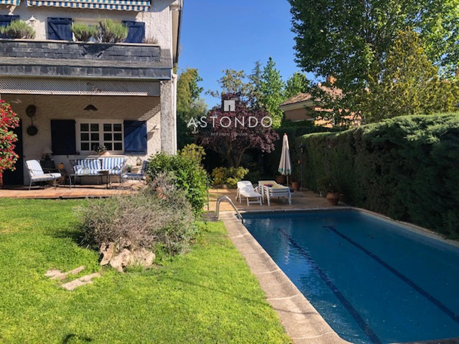 Chalet independiente en venta en Conde Orgaz con 6 dormitorios, 5 baños, piscina y jardín. - Foto 44