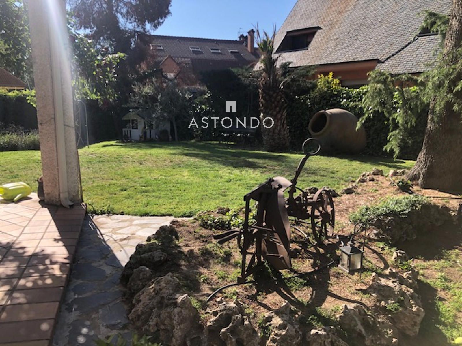 Chalet independiente en venta en Conde Orgaz con 6 dormitorios, 5 baños, piscina y jardín. - Foto 47