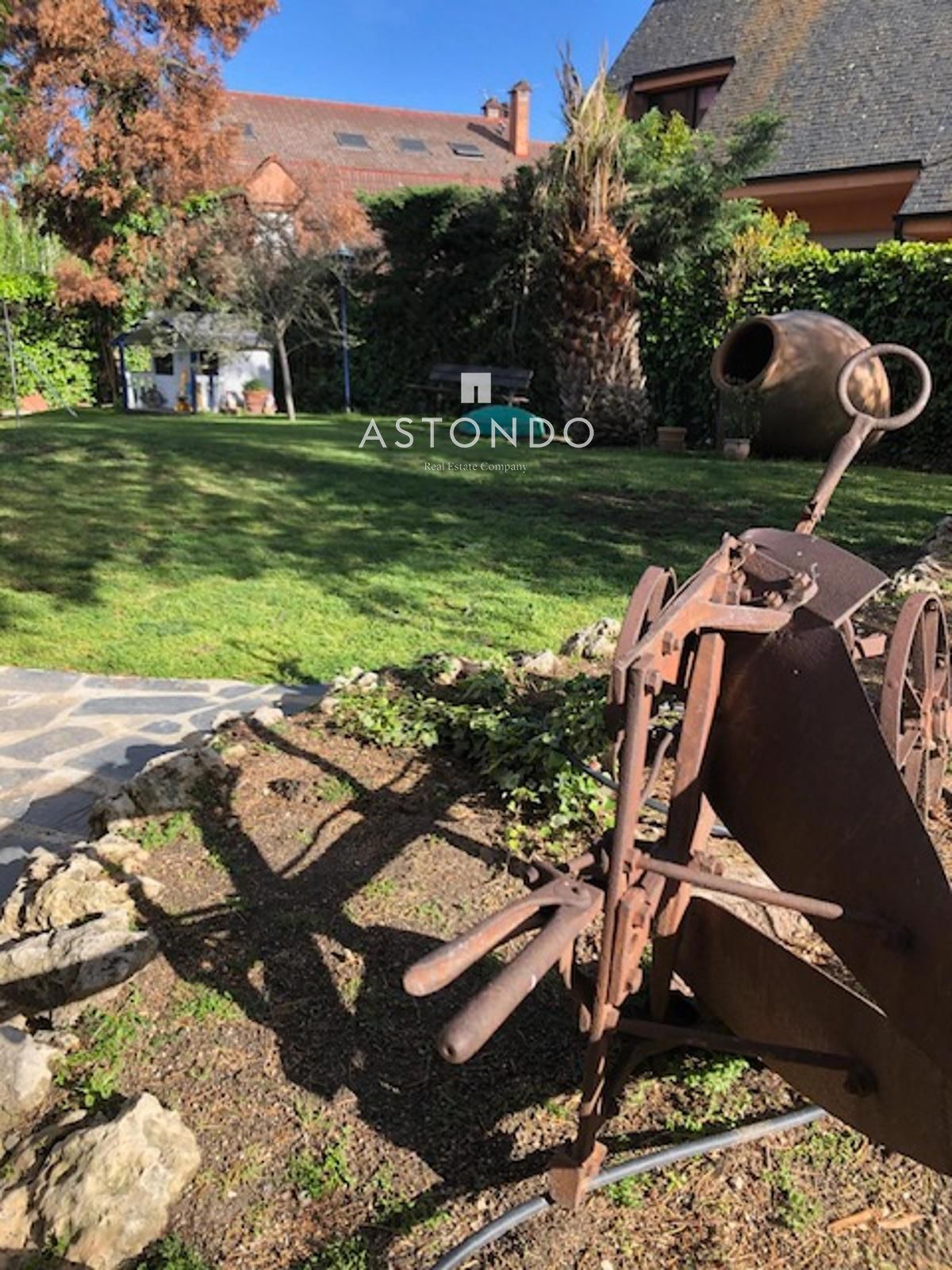 Chalet independiente en venta en Conde Orgaz con 6 dormitorios, 5 baños, piscina y jardín. - Foto 48