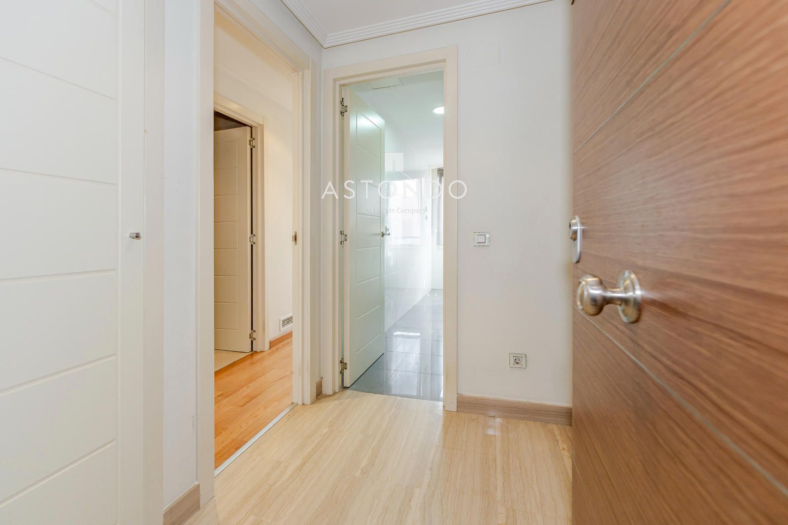 A 1-bedroom, 1-bathroom apartment is for rent in Alcobendas, featuring a garage, storage room, swimming pool, gym, sauna, and Jacuzzi. - Foto 2