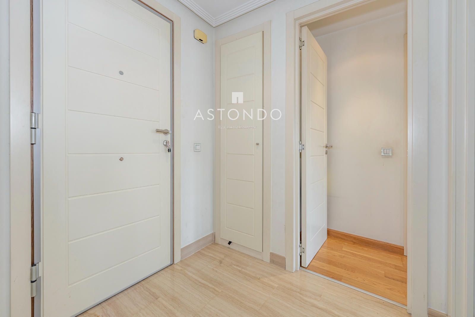 A 1-bedroom, 1-bathroom apartment is for rent in Alcobendas, featuring a garage, storage room, swimming pool, gym, sauna, and Jacuzzi. - Foto 3