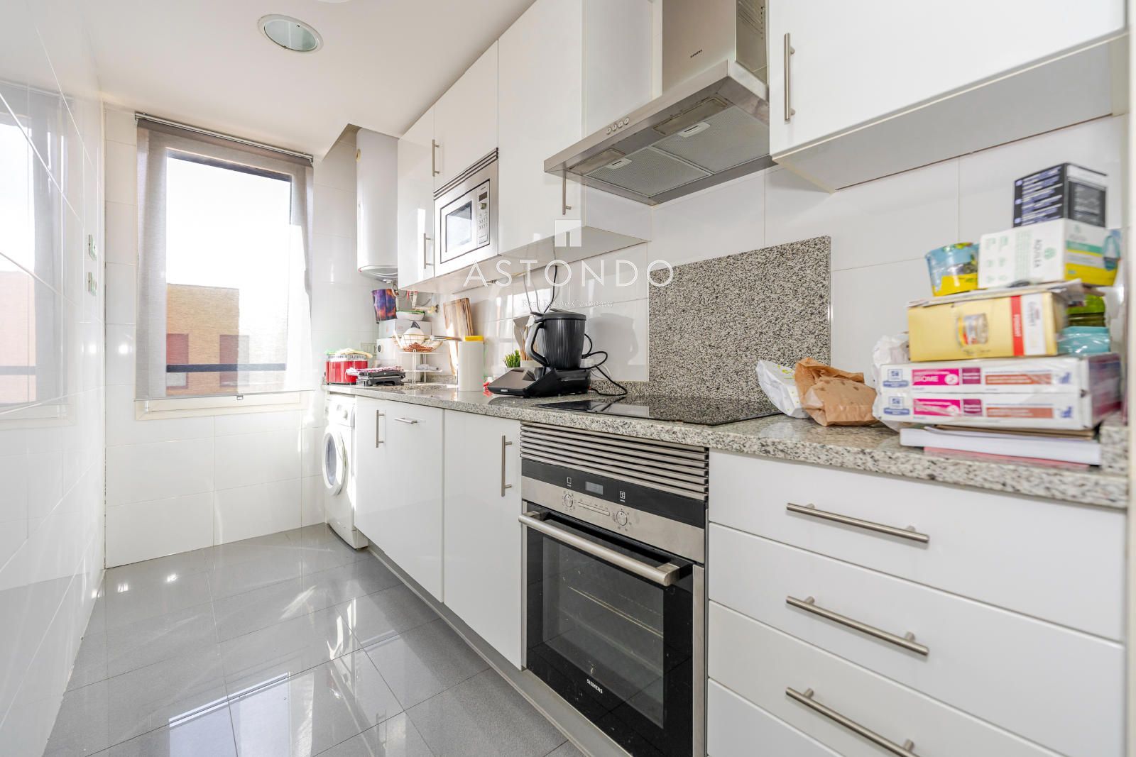 A 1-bedroom, 1-bathroom apartment is for rent in Alcobendas, featuring a garage, storage room, swimming pool, gym, sauna, and Jacuzzi. - Foto 5