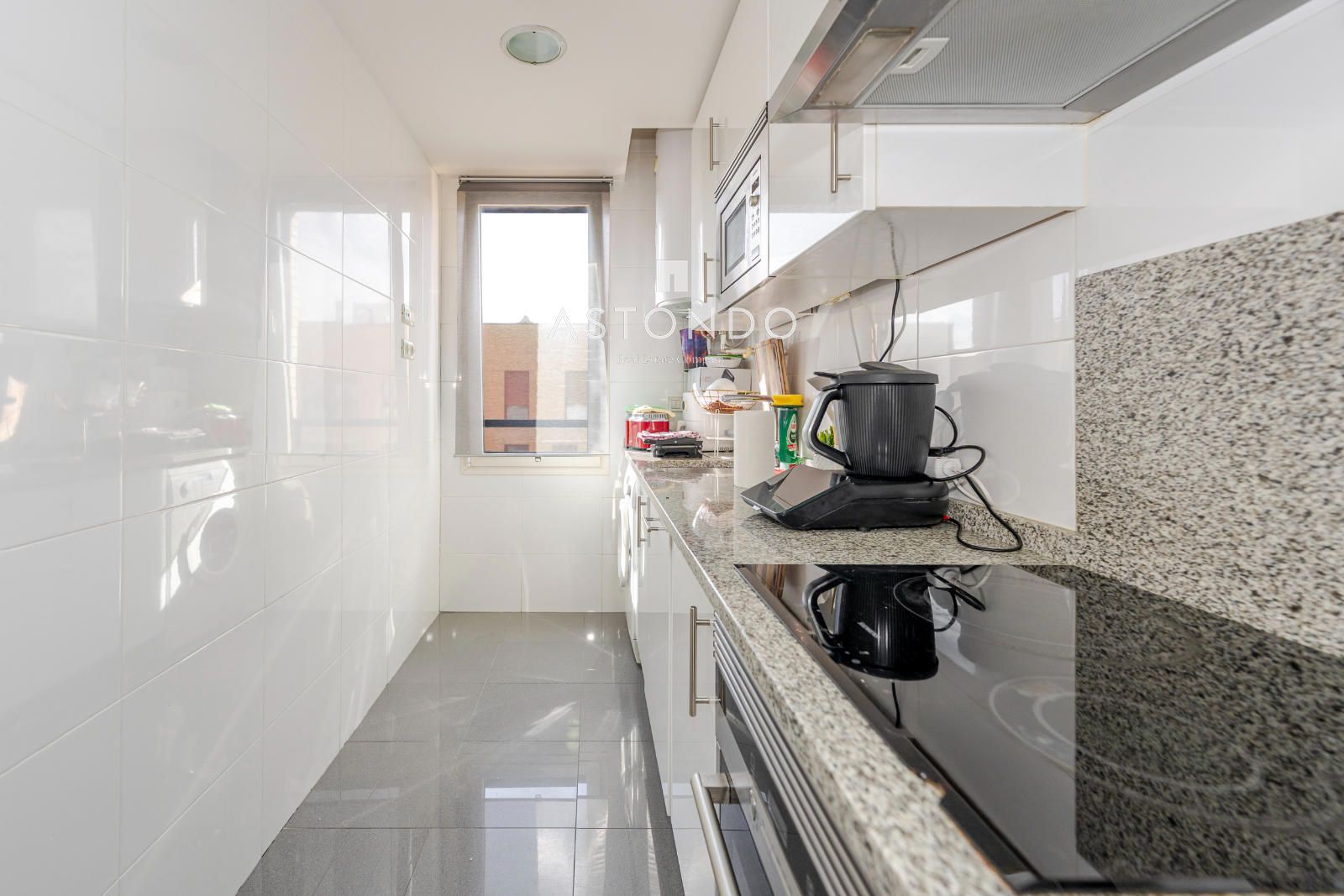 A 1-bedroom, 1-bathroom apartment is for rent in Alcobendas, featuring a garage, storage room, swimming pool, gym, sauna, and Jacuzzi. - Foto 6