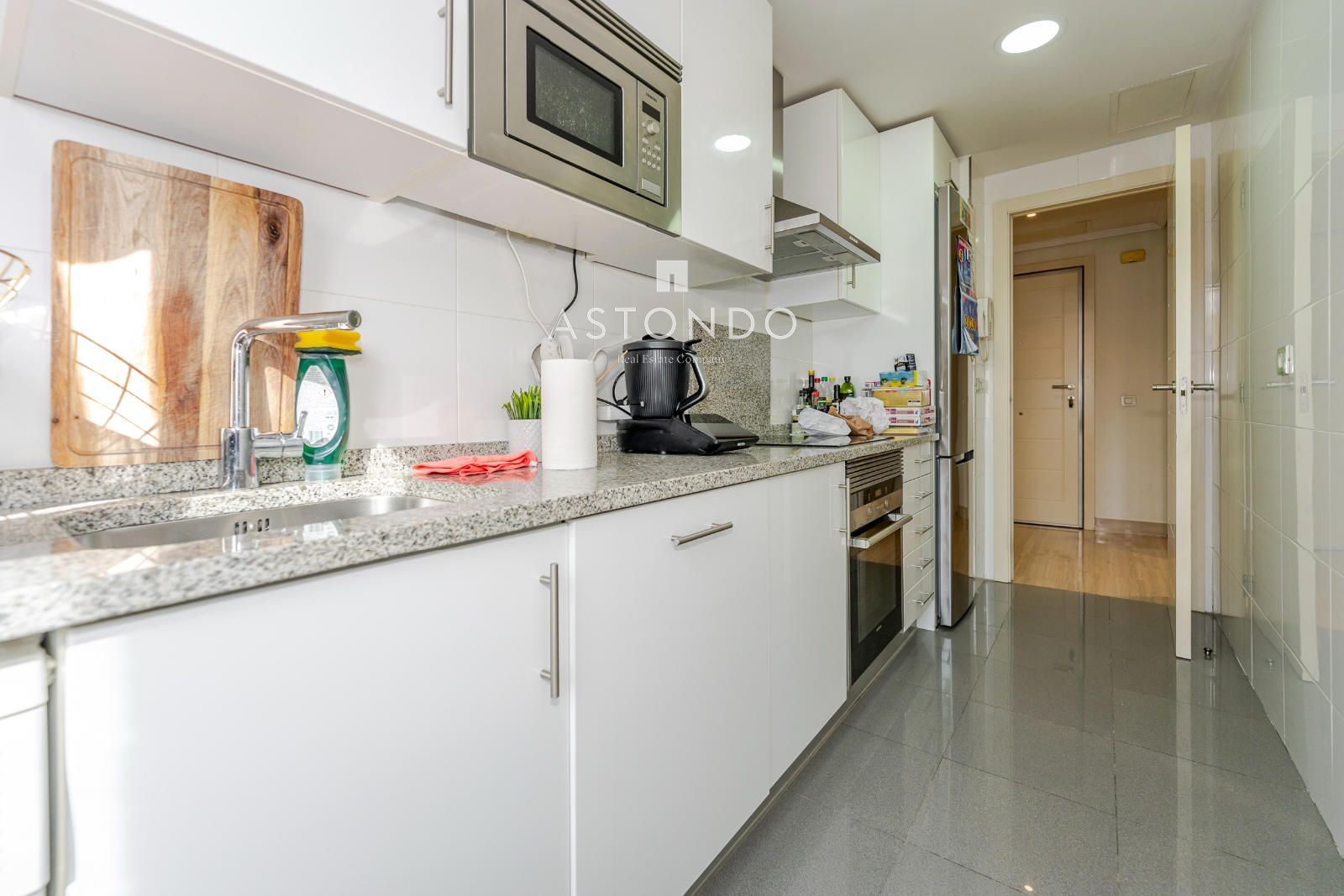 A 1-bedroom, 1-bathroom apartment is for rent in Alcobendas, featuring a garage, storage room, swimming pool, gym, sauna, and Jacuzzi. - Foto 7